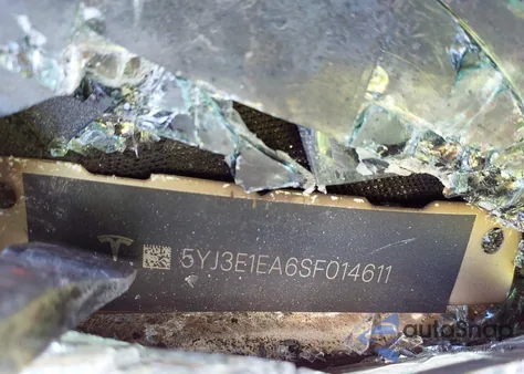 2025 Tesla Model 3 Long Range Rear-Wheel Drive z USA, uszkodzony, nr VIN 5YJ3E1EA6SF014611